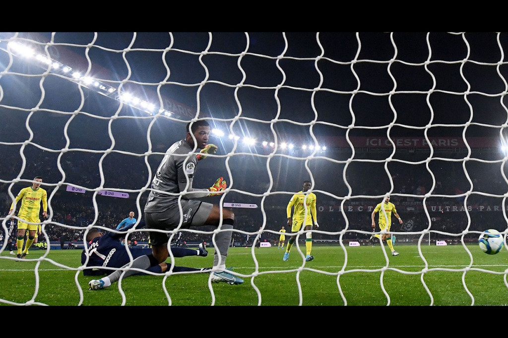 Tuan rumah akhirnya berhasil memecah kebuntuan pada menit ke-52. Back heel Kylian Mbappe meneruskan umpan Angel Di Maria berhasil menjebol gawang Nantes yang dijaga  Alban Lafont.