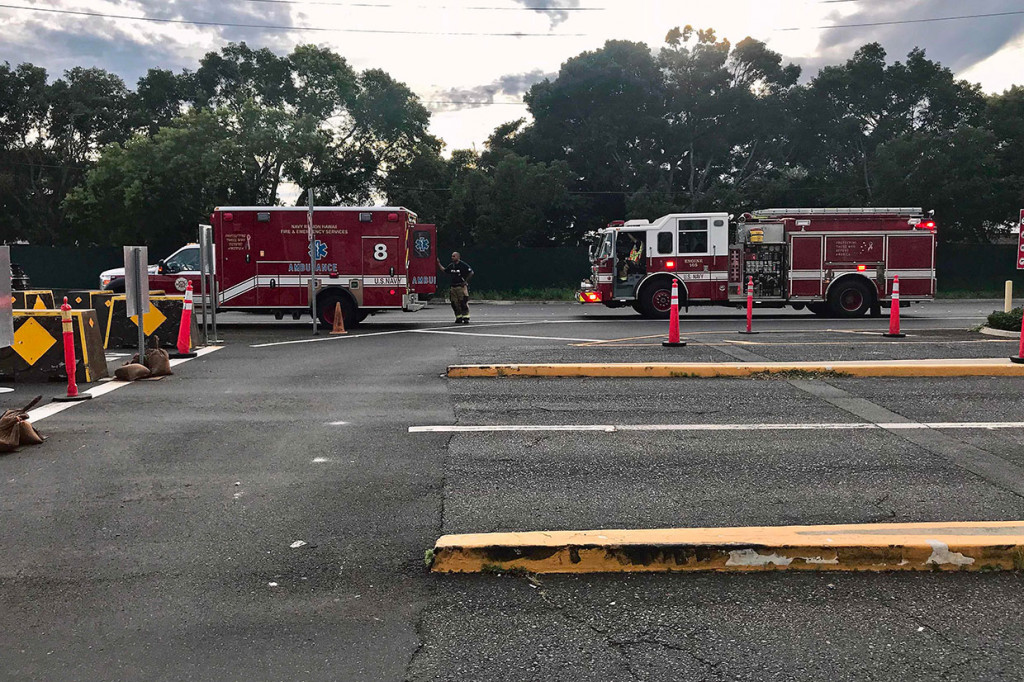 Kendaraan tanggap darurat bersiaga di luar gerbang Nimitz Gate, Pearl Harbor setelah terjadinya insiden penembakan fatal, di Honolulu, Hawaii pada 4 Desember 2019 waktu setempat. 