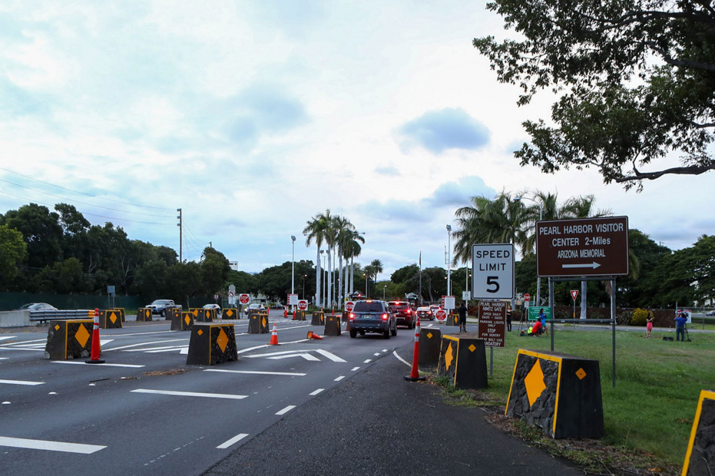 Penembakan di Pearl Harbor terjadi sekitar pukul 14.30 waktu setempat. Akibat insiden tersebut, pangkalan militer AL dan AU itu sempat ditutup selama beberapa jam.