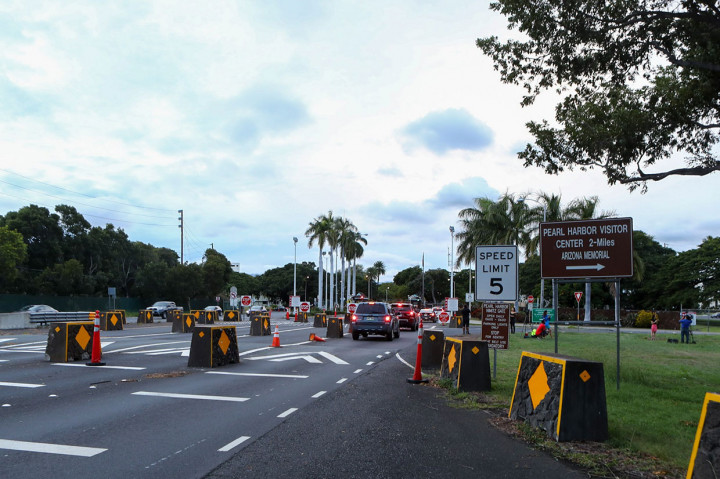 Penembakan di Pearl Harbor terjadi sekitar pukul 14.30 waktu setempat. Akibat insiden tersebut, pangkalan militer AL dan AU itu sempat ditutup selama beberapa jam.