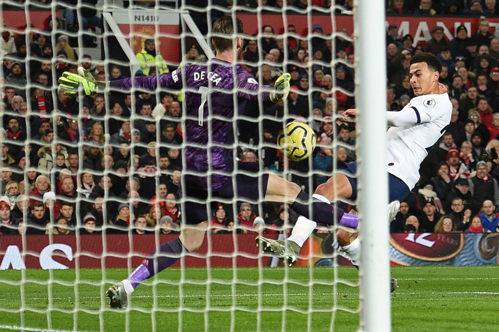 Spurs yang digempur habis-habisan akhirnya berhasil menyamakan kedudukan lewat sepakan Dele Alli pada menit ke-39.