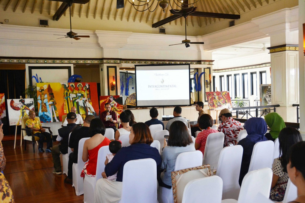 Arya Trimni Putra merupakan seorang seniman lukis berbakat berasal dari Surabaya, Jawa Timur.