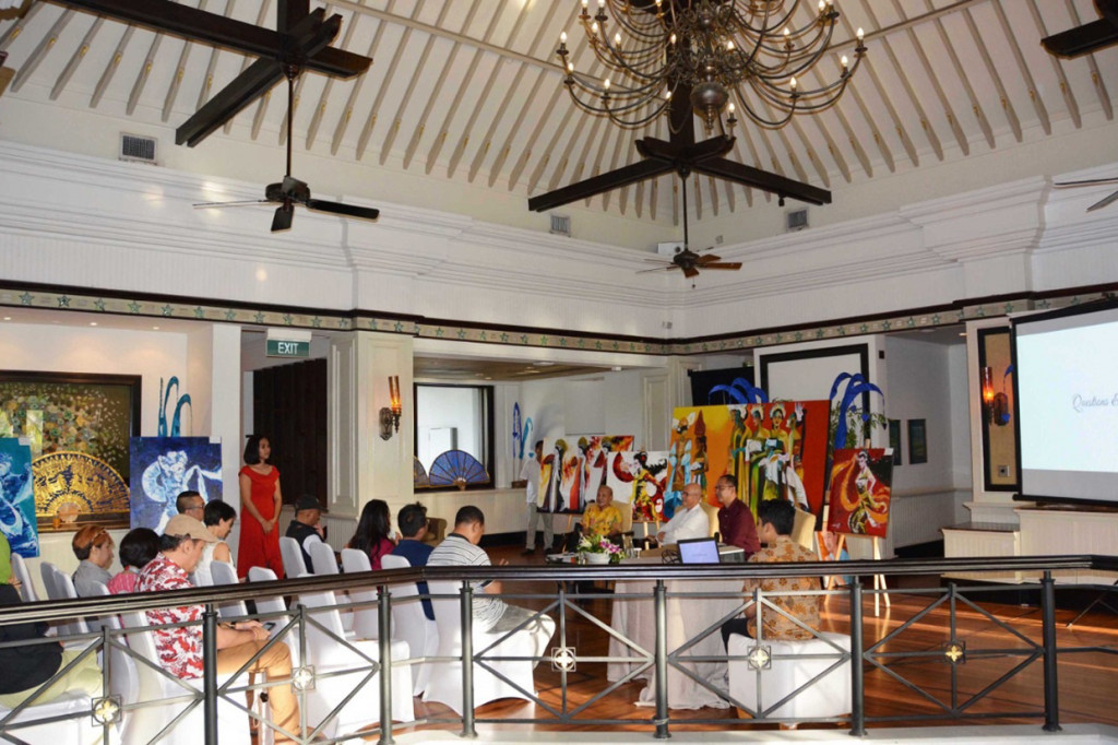 Di awal kariernya, Arya merupakan seorang psikolog. Arya memilih untuk menjadi seniman penuh waktu dengan komitmen untuk memberikan yang terbaik kepada masyarakat.
