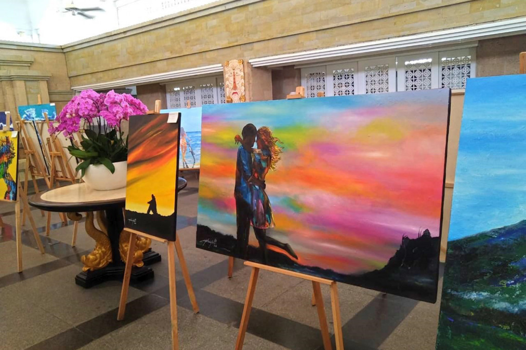 Arya telah mengukir prestasi luar biasa dengan berhasil melukis 1000 lukisan abstrak dalam 30 hari secara terus menerus yang dicatat oleh Museum Rekor Dunia Indonesia. 