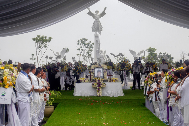 Prosesi pemakaman berlangsung khidmat dengan dihadiri istri almarhum, Dian Sumeler, keempat anaknya, menantu, cucu, direksi, komisaris, karyawan Grup Jaya, Grup Metropolitan, dan Grup Ciputra, serta sahabat almarhum.