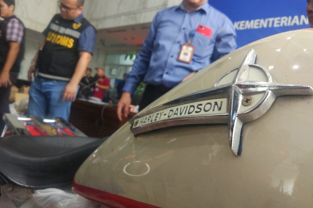 Diketahui moge tersebut merupakan jenis motor Harley Davidson tahun 1972 berwarna merah-cream.