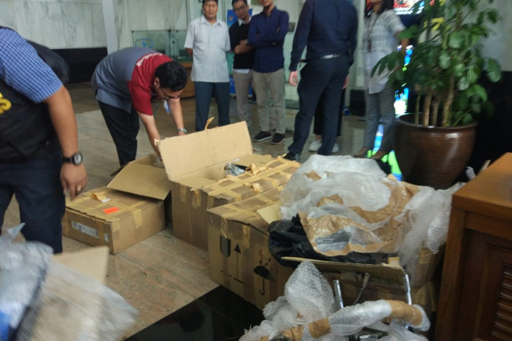 Motor dan sepeda tersebut dibungkus dan dikirim ke Indonesia dari Toulousse, Prancis melalui 18 kardus.