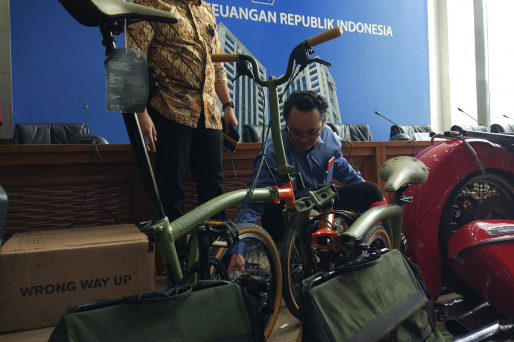 Direktorat Bea dan Cukai Kementerian Keuangan menunjukkan kepada bentuk utuh rangkaian moge ilegal yang diselundupkan oleh PT Garuda Indonesia Tbk (GIAA).