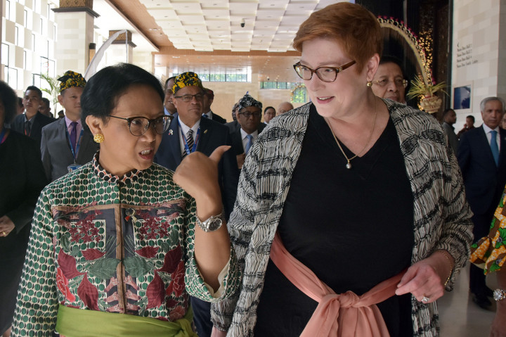 Menteri Luar Negeri Retno Marsudi (kiri) berbincang bersama Menteri Luar Negeri sekaligus Menteri Perempuan Australia Marise Ann Payne (kanan) saat Pembukaan Bali Democracy Forum (BDF) ke-12 di Nusa Dua, Badung, Bali.