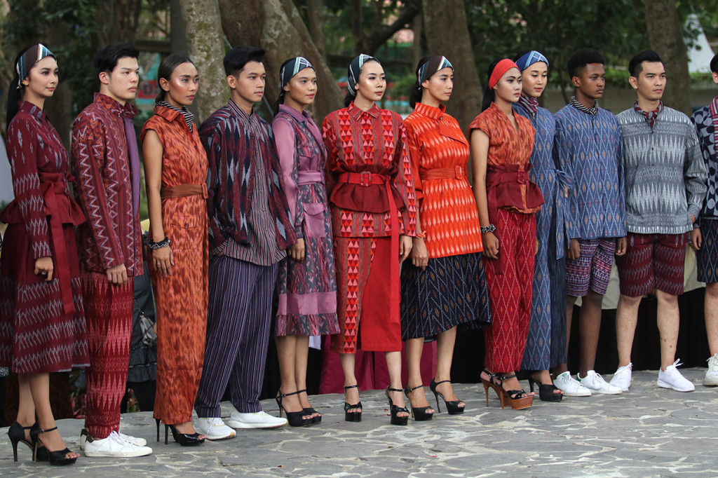 Peragaan busana dengan tema Pride of Jayabaya tersebut menghadirkan sejumlah desainer lokal dan nasional.