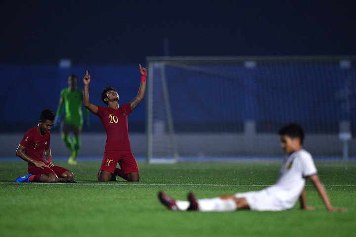 Pemain Timnas Indonesia Osvaldo Haay (kedua kiri) dan Sani Rizki (kiri) melakukan selebrasi seusai mengalahkan Timnas Laos dalam pertandingan Grup B SEA Games 2019 di Stadion City of Imus Grandstand, Filipina.