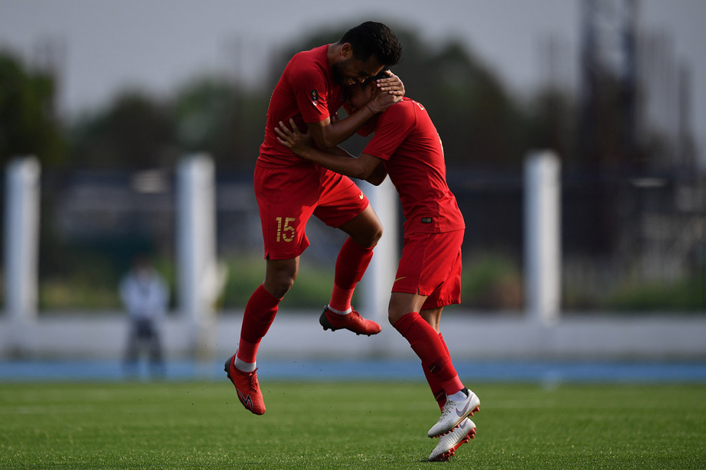 Pemain Timnas Indonesia Saddil Ramdani (kiri) melakukan selebrasi bersama Evan Dimas seusai mencetak gol ke gawang Timnas Laos dalam pertandingan Grup B SEA Games 2019 di Stadion City of Imus Grandstand, Filipina.
