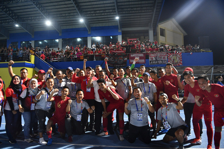 Ketua Umum PSSI Mochamad Iriawan (keenam kiri) berfoto bersama para pemain dan ofisial Timnas Indonesia usai mengalahkan Timnas Laos dalam pertandingan Grup B SEA Games 2019 di Stadion City of Imus Grandstand, Filipina.
