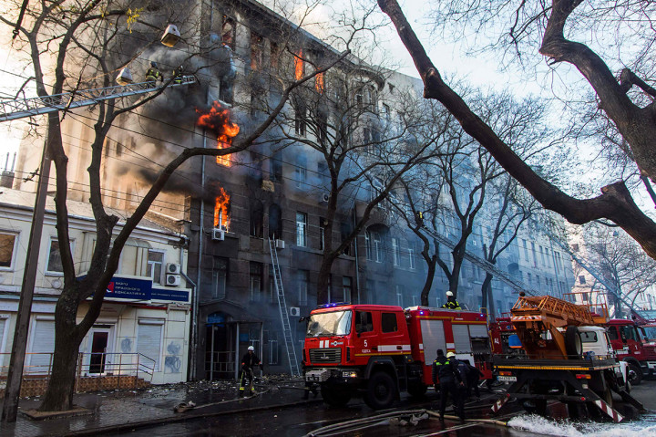 Sekitar 400 orang berada di dalam gedung pada saat kejadian. Tujuh petugas pemadam kebakaran termasuk di antara mereka yang terluka dan lima orang dalam kondisi serius.
