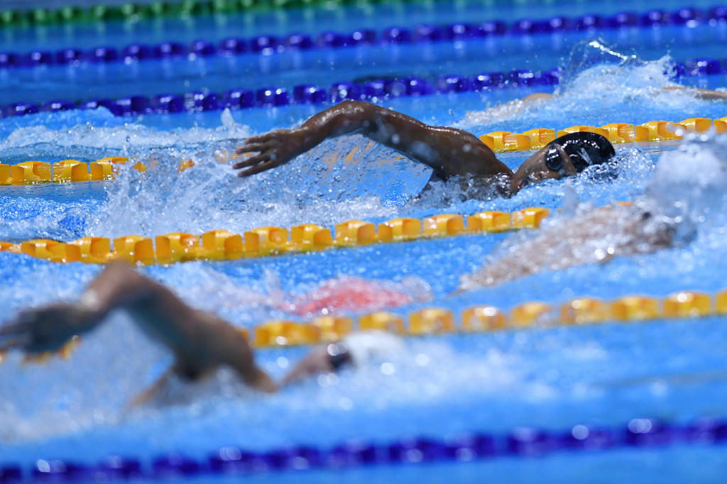 Perenang Indonesia Aflah Prawira (atas) memacu kecepatannya pada Final Renang Gaya Bebas 1500 Meter Putra SEA Games ke-30 di New Clark City Aquatic Center, Filipina.