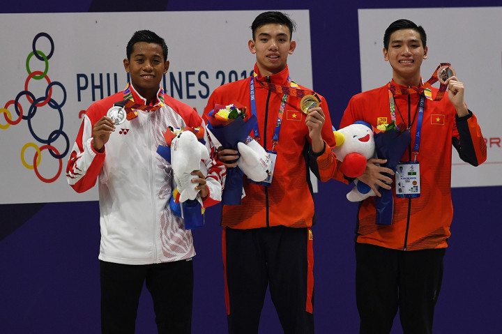 Perenang Indonesia Aflah Prawira (kiri) memperlihatkan medali bersama dua perenang Vietnam Nguyen Huy Hoang (tengah) dan Nguyen Huu Kim Son usai penganugerahan medali Renang Gaya Bebas 1500 Meter Putra SEA Games ke-30 di New Clark City Aquatic Center, Filipina.