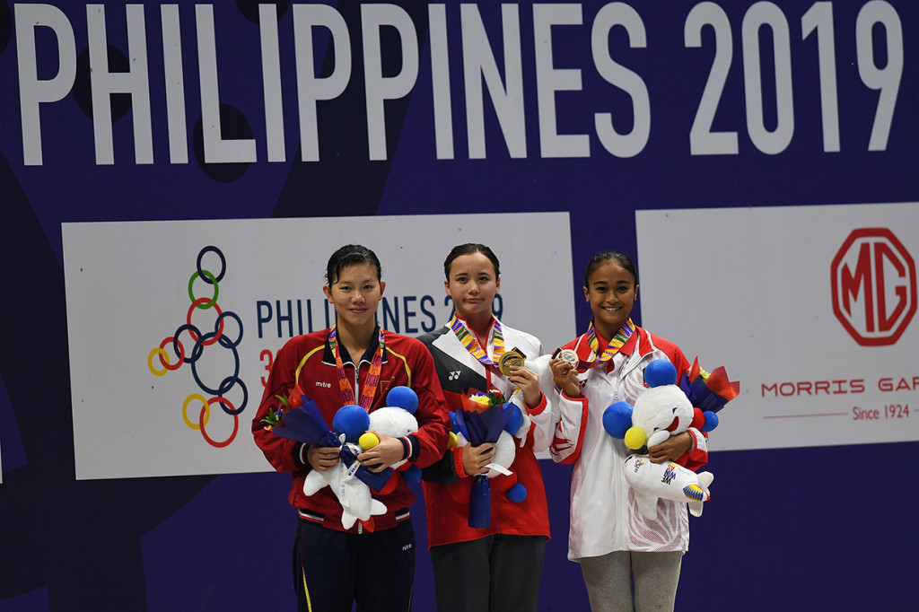 Perenang Indonesia Anak Agung Istri Ratih (kanan) memegang medali bersama perenang Singapura Elena Pedersen (tengah) dan perenang Vietnam Nguyen Thi Anh Vien usai penganugerahan medali juara Renang Gaya Punggung 50 Meter Putri SEA Games ke-30 di New Clark City Aquatic Center, Filipina.