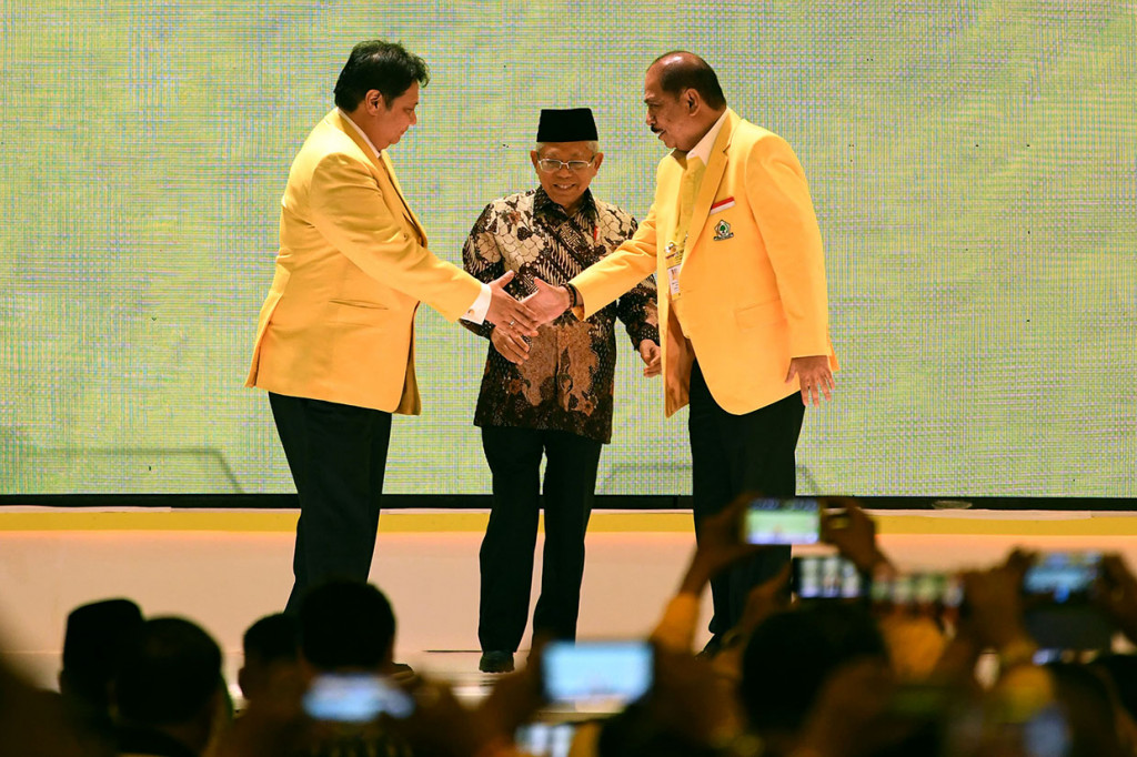Wakil Presiden KH Ma'ruf Amin (tengah) berjabat tangan dengan Ketua Umum Partai Golkar Airlangga Hartarto (kiri) dan Ketua Panitia Munas Melchias Markus Mekeng usai menutup Musyawarah Nasional (Munas) partai berlogo pohon beringin itu di Jakarta.