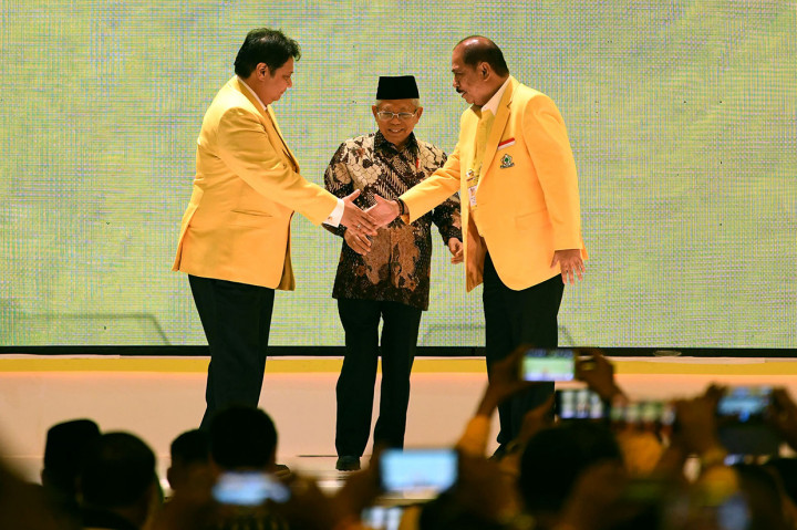 Wakil Presiden KH Ma'ruf Amin (tengah) berjabat tangan dengan Ketua Umum Partai Golkar Airlangga Hartarto (kiri) dan Ketua Panitia Munas Melchias Markus Mekeng usai menutup Musyawarah Nasional (Munas) partai berlogo pohon beringin itu di Jakarta.