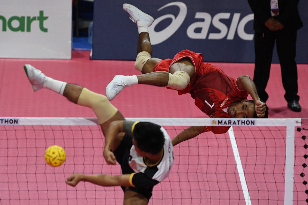 Regu takraw putra Indonesia meraih medali emas setelah mengalahkan Myanmar dengan skor 2-0.