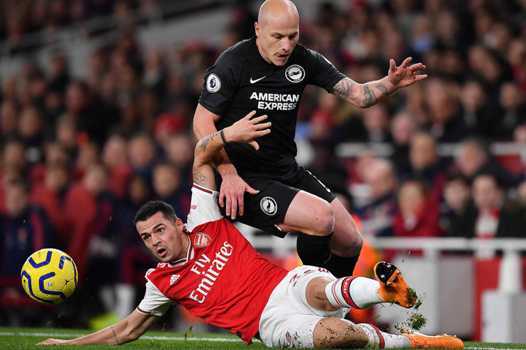 Dari awal laga Arsenal berhasil menguasai jalannya pertandingan. Namun tim tamu Brigton juga memberikan perlawanan dengan melakukan beberapa serangan balik.