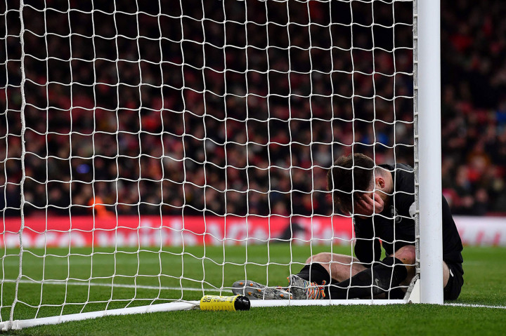 Pemain depan Brighton Aaron Connolly menyesal setelah gagal mencetak gol ke gawang Arsenal yang dijaga Bernd Leno.