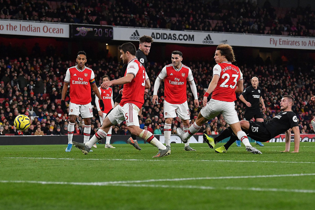 Tim tamu akhirnya berhasil unggul terlebih dahulu lewat Adam Webster pada menit ke-36.