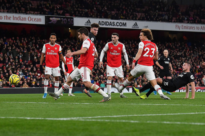 Tim tamu akhirnya berhasil unggul terlebih dahulu lewat Adam Webster pada menit ke-36.