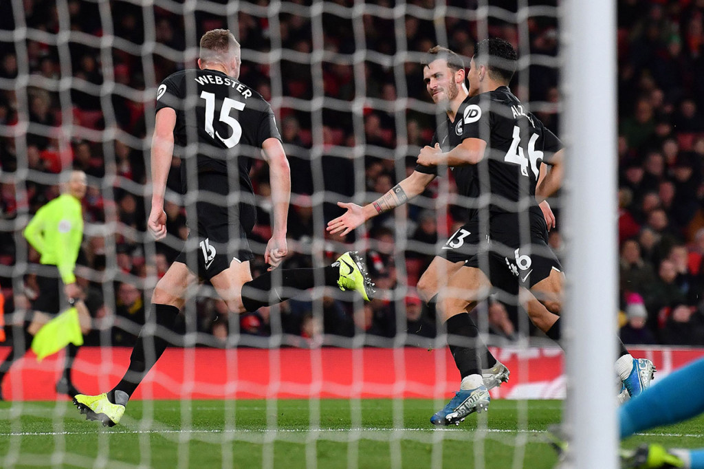 Adam Webster melakukan selebrasi usai menjebol gawang Arsenal.