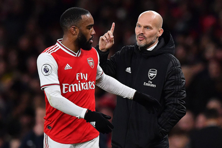 Di awal babak kedua tuan rumah berhasil menyamakan kedudukan menjadi 1-1 lewat sundulan Alexandre Lacazette.