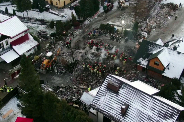Petugas penyelamat berusaha mengevakuasi para korban ledakan gas di sebuah rumah di sebuah resor ski di Polandia, Rabu, 4 Desember 2019 waktu setempat.