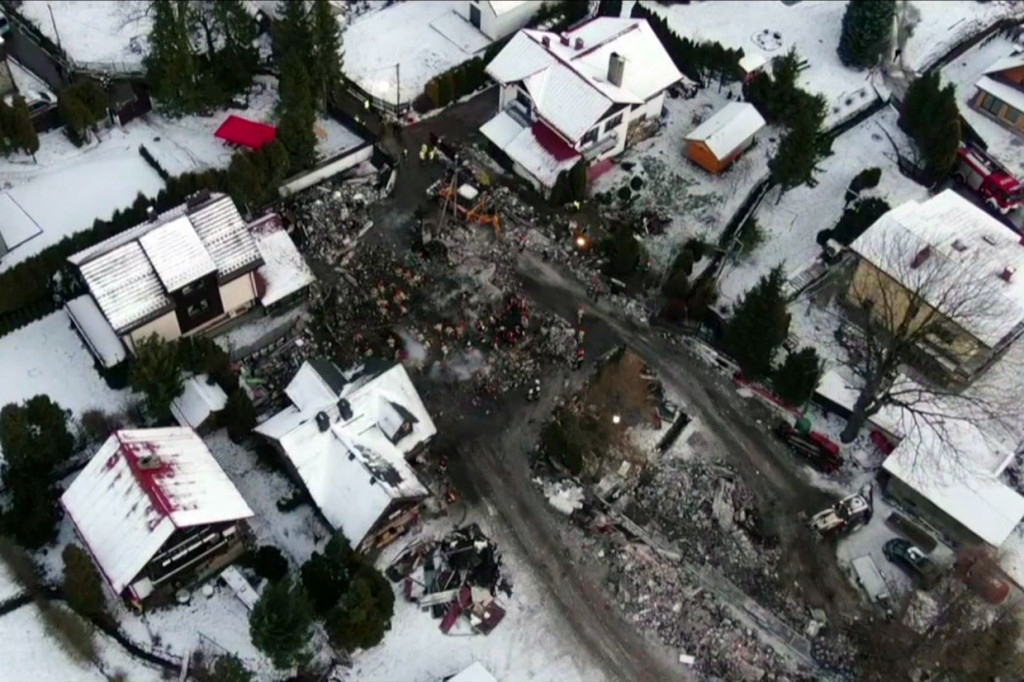 Delapan orang, termasuk empat anak-anak, tewas setelah ledakan gas menghancurkan sebuah rumah di sebuah resor ski di selatan Polandia Rabu dini hari.