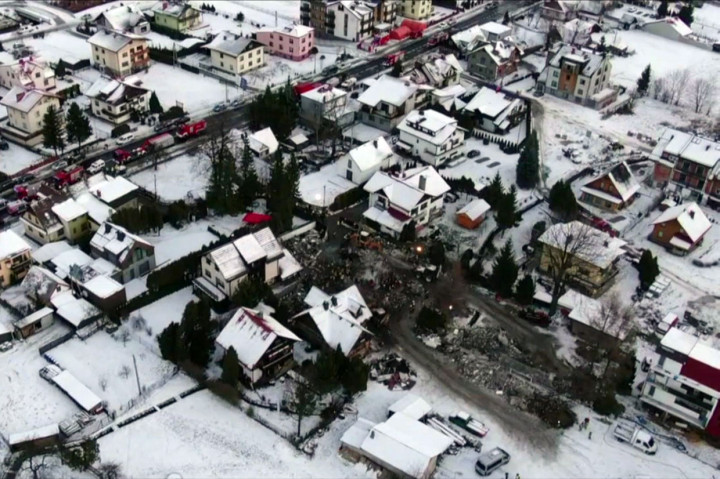 Sekitar 200 petugas penyelamat menjelajahi puing-puing rumah di Szczyrk pada Kamis, 5 Desember 2019 pagi untuk menemukan jenazah korban ledakan. Tidak ada korban lain yang diyakini berada di dalam rumah ketika ledakan terjadi.