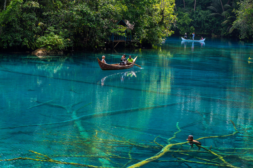 Pengunjung berkeliling dengan perahu di objek wisata Danau Paisupok di Desa Lukpanenteng, Kabupaten Banggai Kepulauan, Sulawesi Tengah.