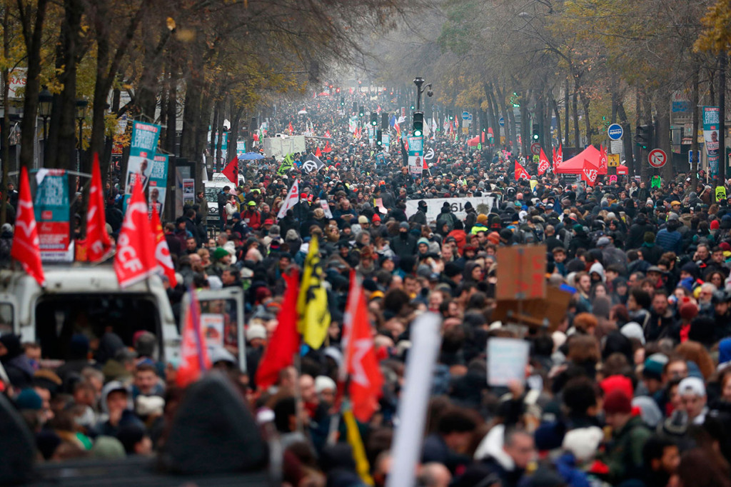 Ratusan ribu massa turun ke jalanan Ibu Kota Prancis, Paris, Kamis, 5 Desember 2019, memprotes rencana Presiden Emmanuel Macron merombak sistem pensiun.