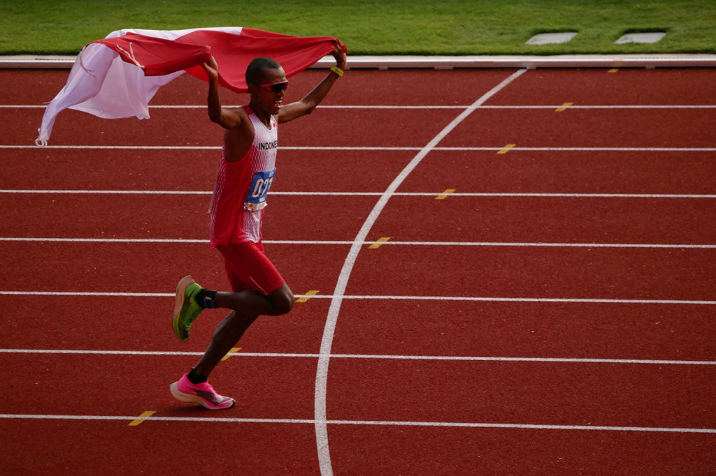 Agus berhasil menyumbangkan medali emas pertama cabang atletik untuk Indonesia setelah menyelesaikan lomba sepanjang 42km itu dalam waktu dua jam 26 menit 48 detik. Ia mengibarkan bendera Merah Putih di atas pundaknya jelang garis finis.  