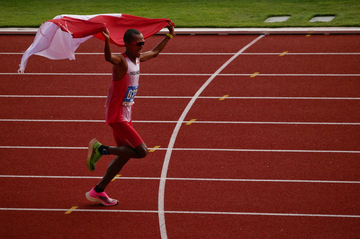 Agus berhasil menyumbangkan medali emas pertama cabang atletik untuk Indonesia setelah menyelesaikan lomba sepanjang 42km itu dalam waktu dua jam 26 menit 48 detik. Ia mengibarkan bendera Merah Putih di atas pundaknya jelang garis finis.  