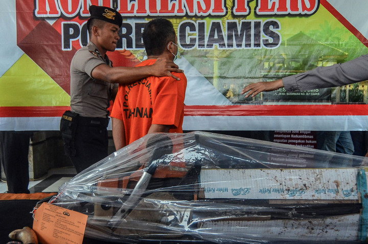 Polisi menggiring tersangka pada gelar perkara kasus pembalakan liar di Mako Polres Ciamis, Jawa Barat, Jumat, 6 Desember 2019.