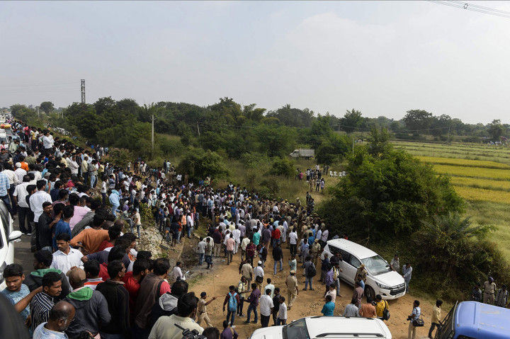 Keempat tersangka yang telah ditahan selama seminggu, ditembak mati Jumat dini hari karena berusaha kabut selama pelaksanaan rekonstruksi di Kota Hyderabad.