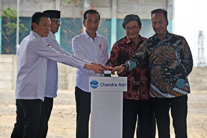 Presiden Joko Widodo didampingi Menteri Perindustrian Agus Gumiwang Kartasasmita (kanan), Founder PT Chandra Asri Petrochemical Tbk (CAP) Prajogo Pangestu (kedua kanan), Presiden Direktur Chandra Asri Erwin Ciputra (kiri), Gubernur Banten Wahidin Halim menekan sirine saat meresmikan pabrik baru polyethylene (PE) CAP di Cilegon, Jumat, 6 Desember 2019. 