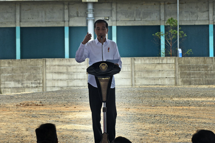 “Kita tahu semuanya PT Chandra Asri ini adalah pionir industri petrokimia yang ada di Tanah Air. Oleh karena impor kita di bidang petrokimia masih besar, kita harapkan bahwa investasi penanaman modal yang terus menerus di bidang ini harus terus kita berikan ruang agar nantinya yang namanya impor bahan-bahan petrokimia itu betul-betul setop dan kita justru bisa mengekspornya,” ujar Presiden saat memberikan sambutan.