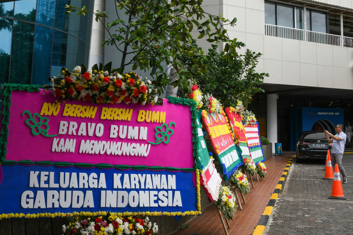 Karangan bunga yang dikirim ke kantor Kementerian BUMN tersebut menyusul pemecatan oleh Menteri BUMN Erick Thohir terhadap Direktur Utama Garuda Indonesia Ari Ashkara.
