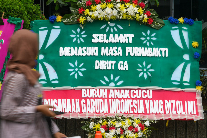 Karangan bunga tersebut berasal dari beberapa pihak, di antaranya Keluarga Karyawan Garuda Indonesia, Ikatan Awak Kabin Garuda Indonesia, dan lain-lain.