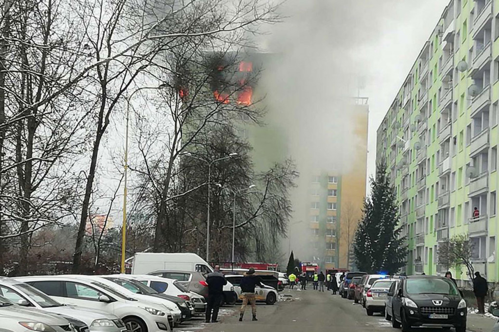 Api melahap gedung apartemen bertingkat tinggi di Presov, wilayah timur Slovakia, Jumat, 6 Desember 2019 waktu setempat.