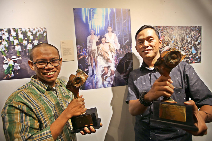 Pewarta Foto Media Indonesia Susanto (kanan) bersama videographer mediaindonesia.com Ricky Julian menunjukkan trofi Anugerah Pewarta Foto Indonesia (APFI) 2019 di Galeri Foto Jurnalistik Antara (GFJA), Pasar Baru, Jakarta, Jumat, 6 Desember 2019 malam. 