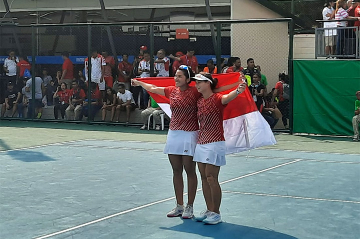Pasangan Beatrice Gumulya/Jessy Rompies melakukan selebrasi setelah memastikan diri meraih emas cabang tenis ganda putri SEA Games 2019 di Rizal Memorial Tennis Center, Manila, Filipina, Sabtu, 7 Desember 2019.