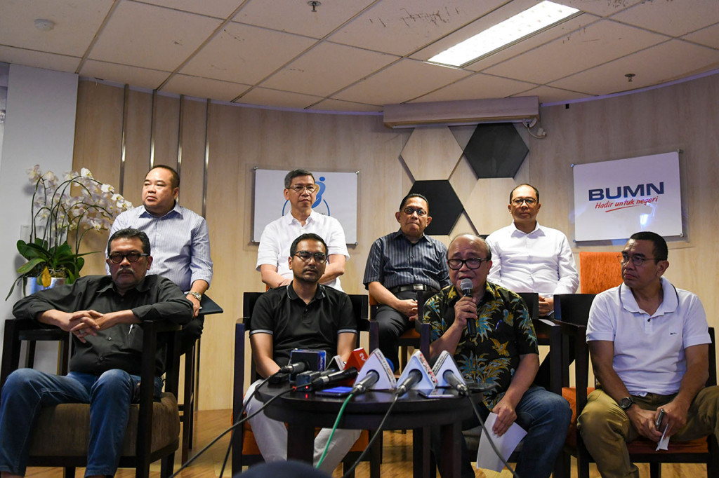Namun Sahal enggan membeberkan siapa saja direksi Garuda Indonesia yang dinonaktifkan sementara tersebut.