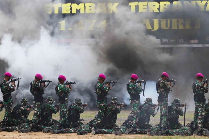 Prajurit Korps Marinir TNI Angkatan Laut menembak saat Pemecahan Museum Rekor-Dunia Indonesia (MURI) di Lapangan Tembak Internasional FX. Soepramono, Bhumi Marinir Karangpilang, Surabaya.