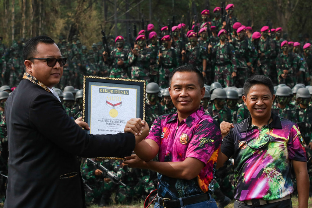 Komandan Korps Marinir (Dankormar) Mayjen (Mar) Suhartono (tengah) didampingi Komandan Pasukan Marinir (DanPasmar) 2 Brigjen (Mar) Ipung Purwadi (kanan) menerima piagam penghargaan Museum Rekor-Dunia Indonesia (Muri) dari Senior Manajer MURI Awan Rahargo.