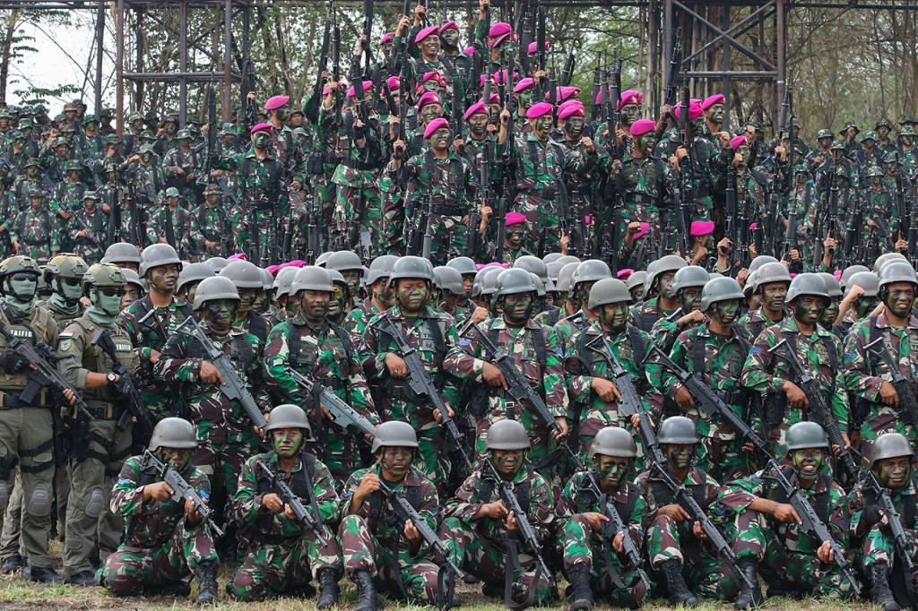Prajurit Korps Marinir TNI Angkatan Laut berbaris usai Pemecahan Museum Rekor-Dunia Indonesia (MURI) di Lapangan Tembak Internasional FX. Soepramono, Bhumi Marinir Karangpilang, Surabaya.